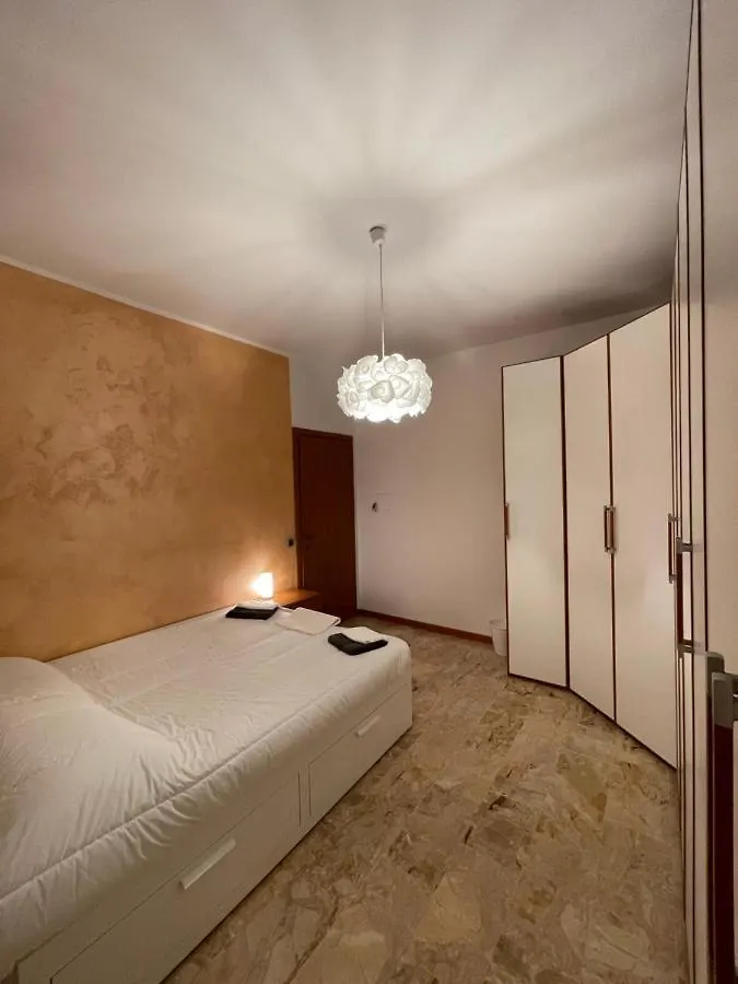 Apartment Appartamento Privato A Piacenza Con 3 Camere Matrimoniali